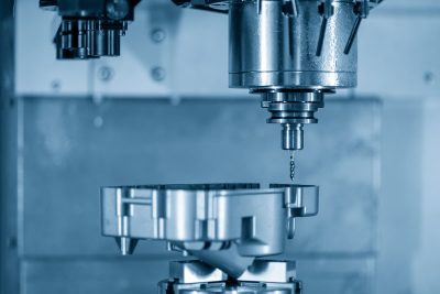 CNC frezarka nad metalowym detalem podczas precyzyjnego wiercenia w warsztacie przemysłowym