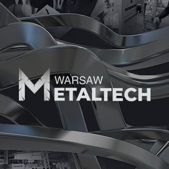 Logo Warsaw MetalTech na tle falujących metalowych taśm, monochromatyczne zdjęcie.